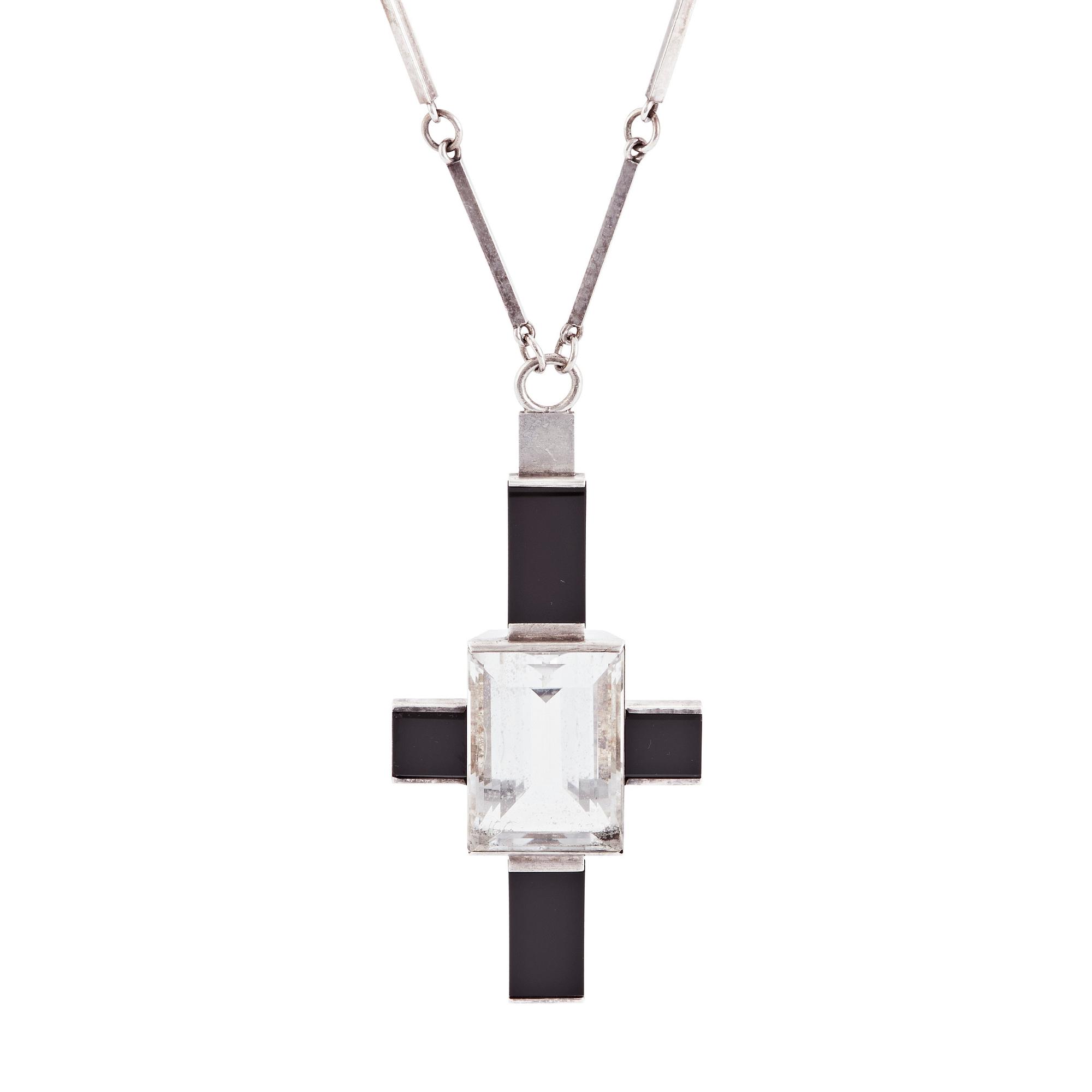 Wiwen Nilsson, hängsmycke i form av ett kors i sterlingsilver med fasettslipad bergkristall och onyx, Lund 1938.