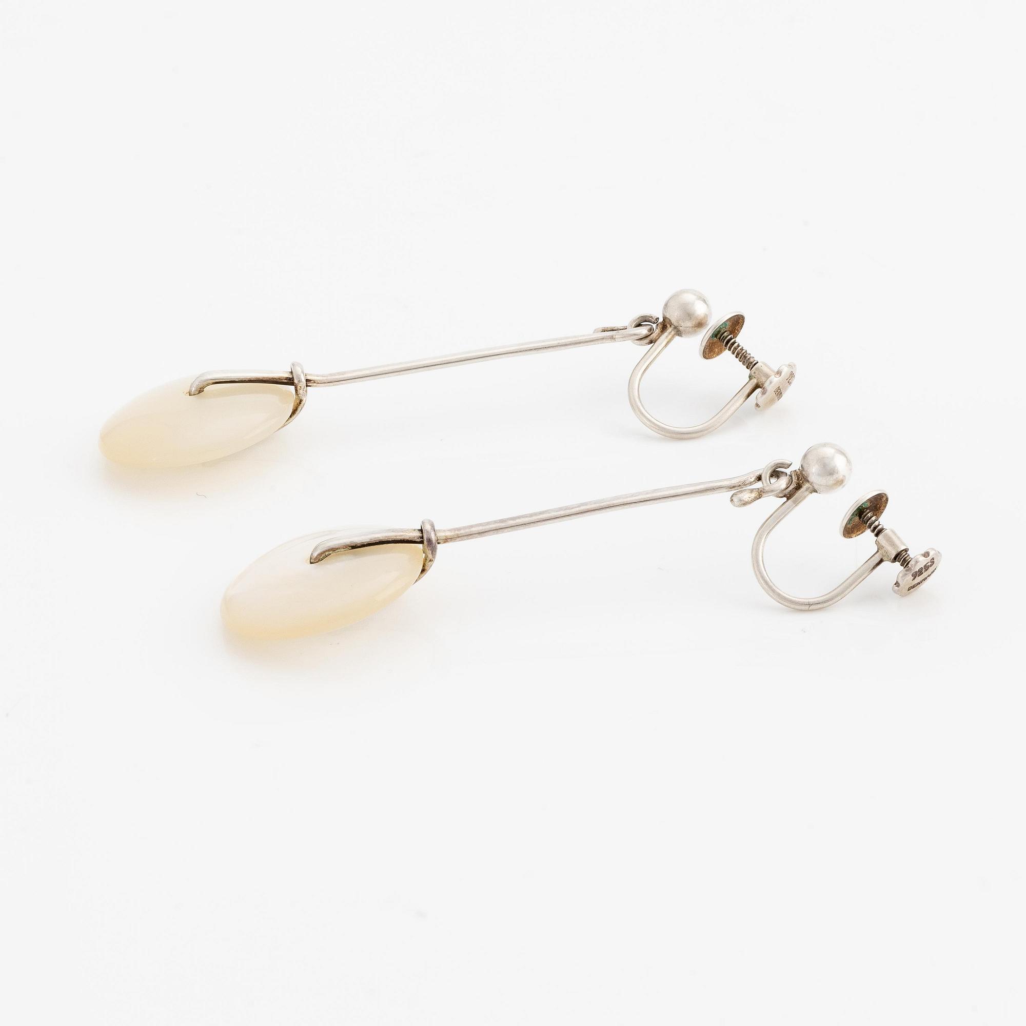 Vivianna Torun Bülow-Hübe, ett par örhängen, sterlingsilver och pärlemor, Jakarta Indonesien.