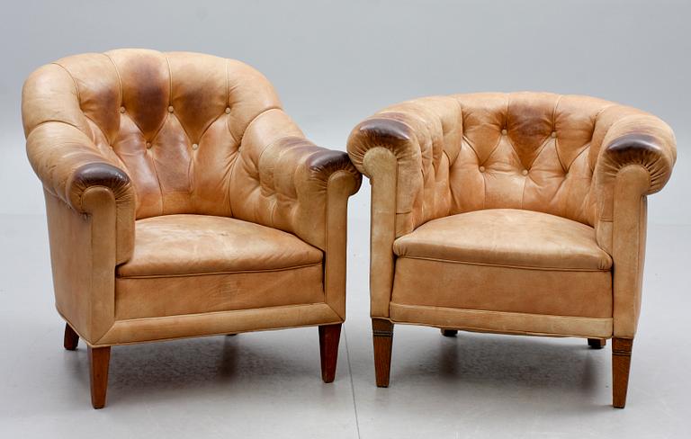 FÅTÖLJER, två st, läder, Chesterfieldmodell. 1900-talets första hälft.