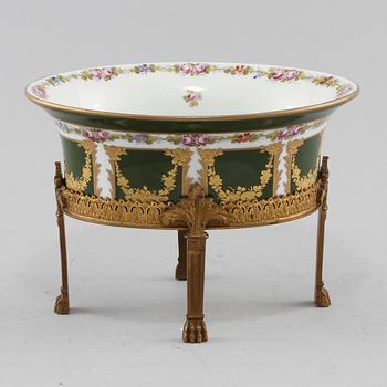 SKÅL, porslin, Sèvres- liknande märke, Louis XVI-stil, 1900-tal.