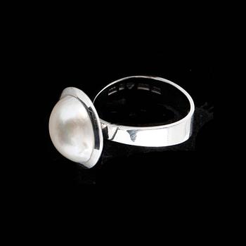 RING, 18k vitguld med odlad mabepärla, 1977.