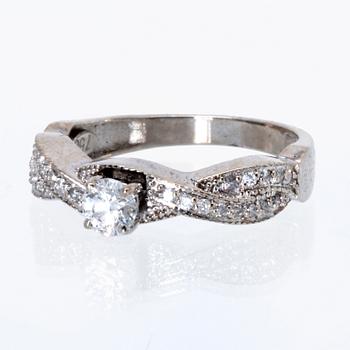 Ring 18K vitguld med 1 briljant ca 0,30 ct och briljanter ca 0,15 ct totalt.