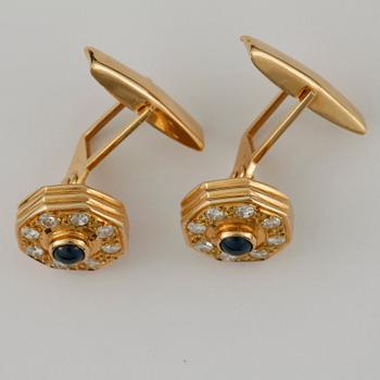 MANSCHETTKNAPPAR, ett par, 18k guld med diamanter tot ca0,48ct samt cabochonslipad safir. Vikt 8,7g.
