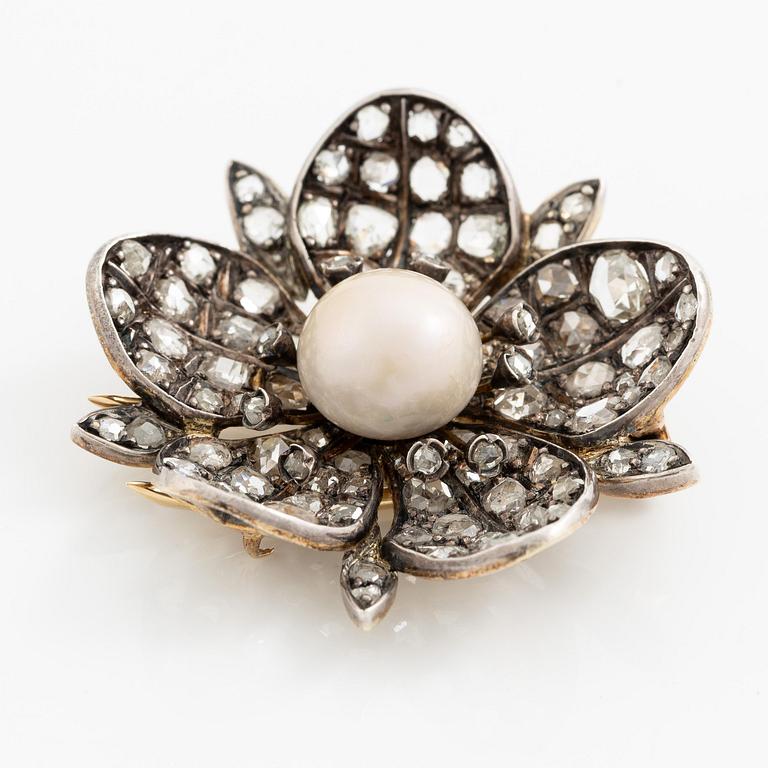 W.A. Bolin brosch i form av blomma 18K guld och silver med en bouton-formad pärla samt rosenslipade diamanter.