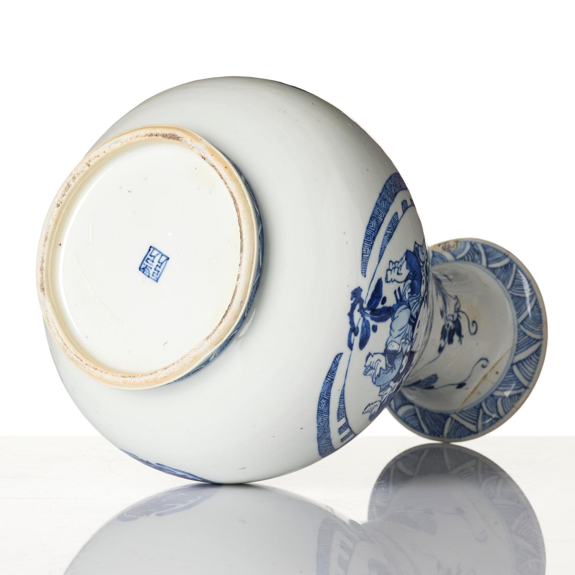 A blue and white 'Yuhuchunping' vase, Qing dynasty, 17th century.