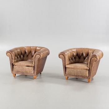 A pair of Chesterfield-armchairs from the first half of the 20th century.