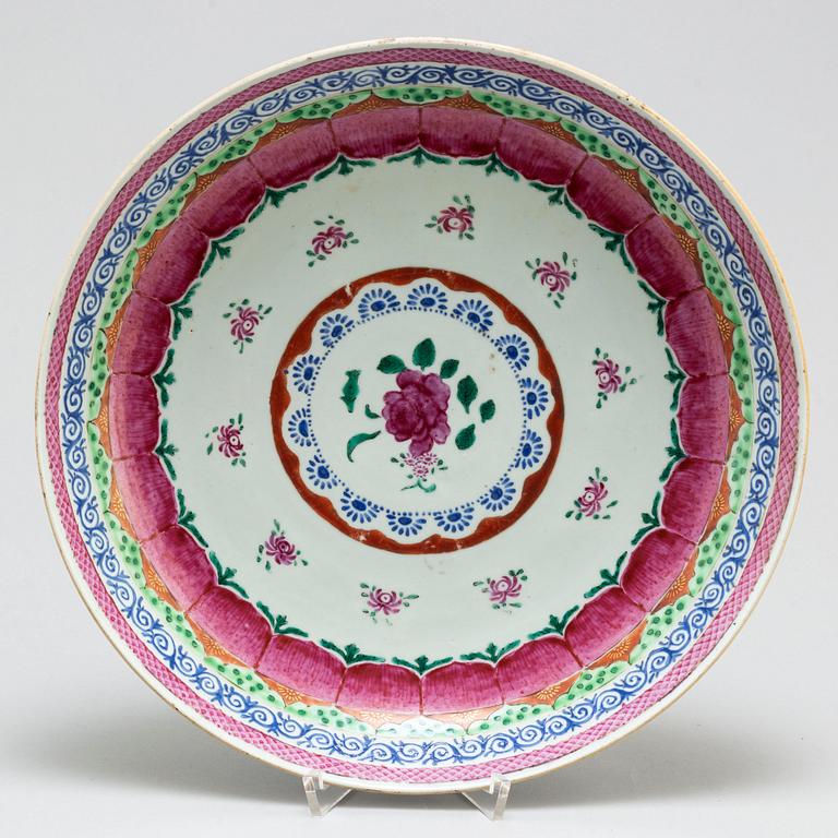 A famille rose export porcelain dish, Qing dynasty, Qianlong (1736-95).