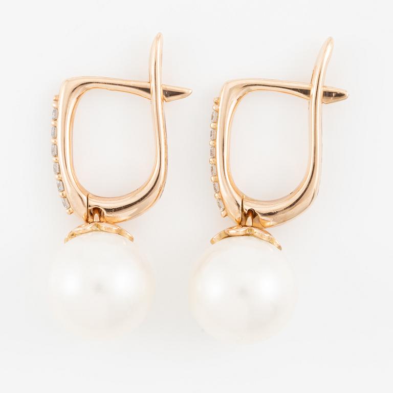 Örhängen, 18K guld med odlade sötvattenspärlor och briljantslipade diamanter.