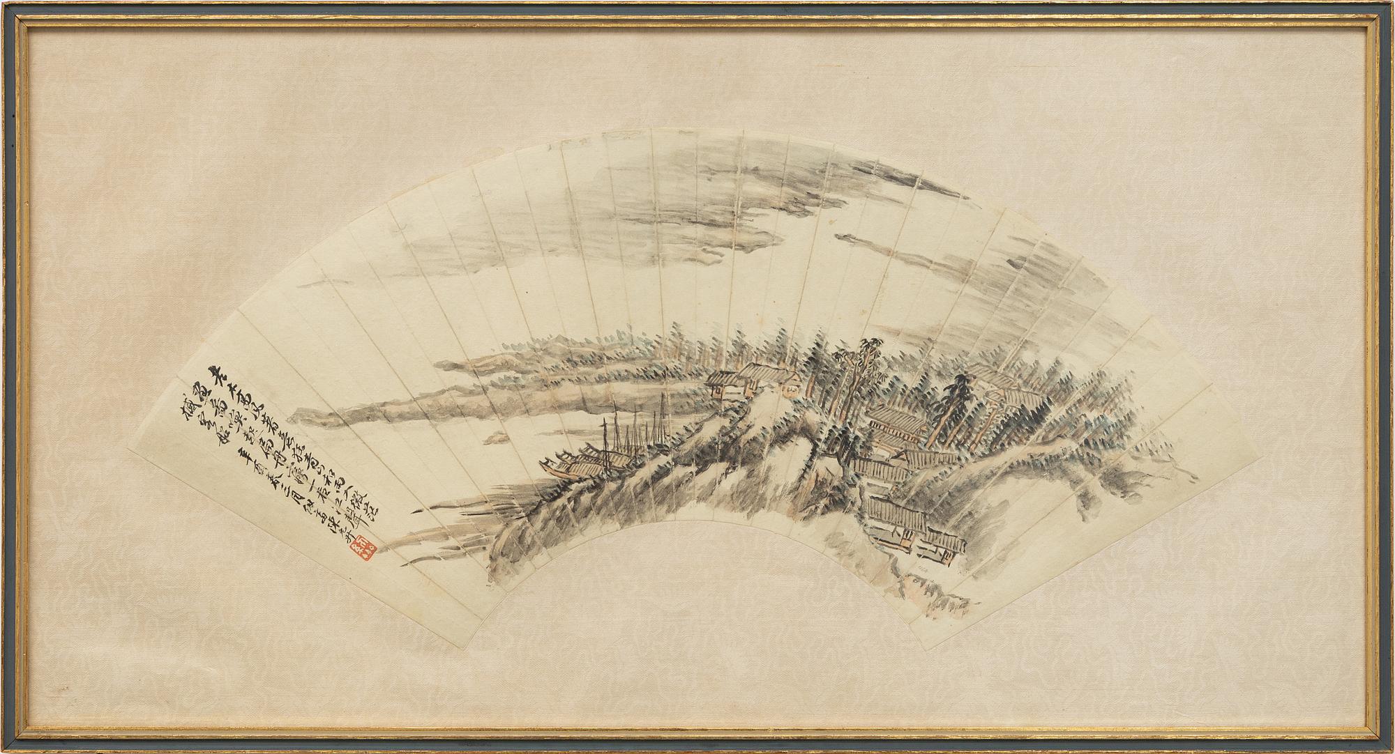 Oidentifierad konstnär, s.k. "Solfjädersmålning", Kustby med båtar, Kina, sen Qingdynasti / tidigt 1900-tal.