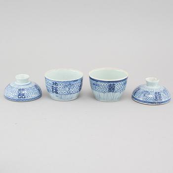 Two blue and white jars with covers, late Qing dynasty, 19th Century.