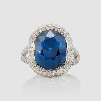 1173. RING med 12.00 ct naturlig obehandlad Burmesisk safir samt briljantslipade diamanter, signerad Mauboussin.