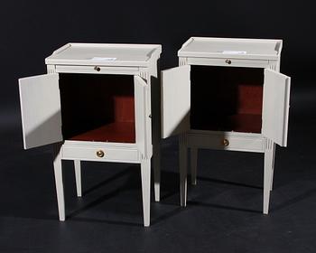 POTTSKÅP, ett par. Gustaviansk stil, 1900-tal.