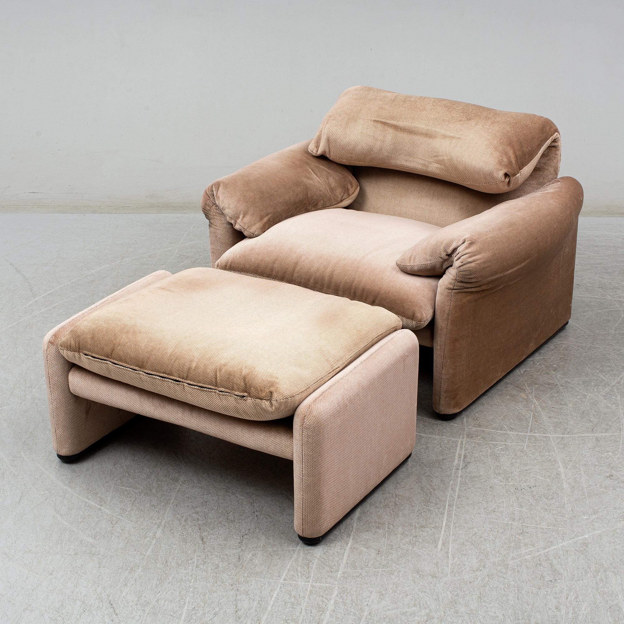 VICO MAGISTRETTI, a 'Maralunga' easy chair with foot rest, Cassina, Italy.