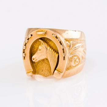 A 18K gold ring with a horseshoe and horse, Finland 1970.