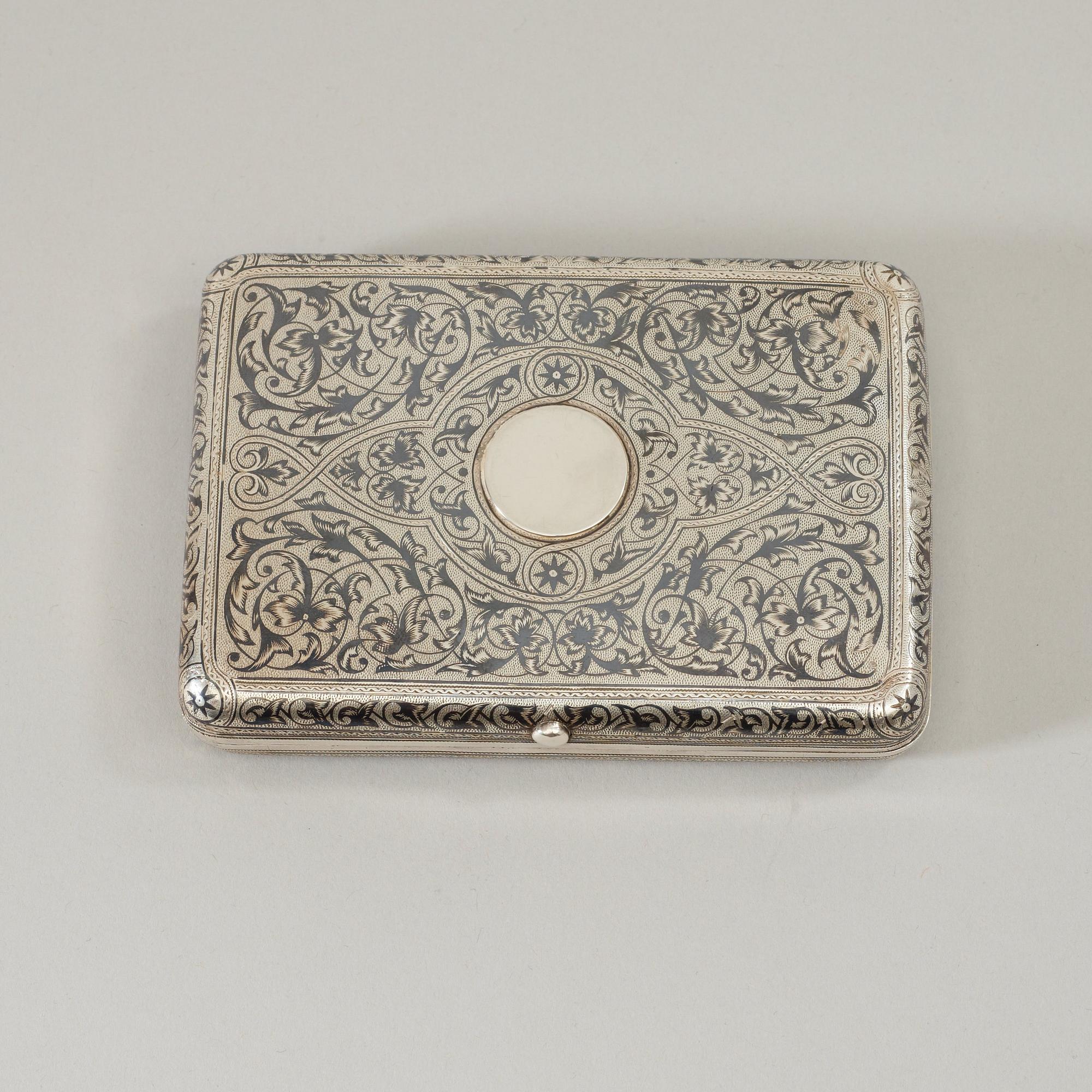 CIGARETTETUI, av Ivan Chlebnikov, Moskva 1884. Hovleverantörsstämpel.