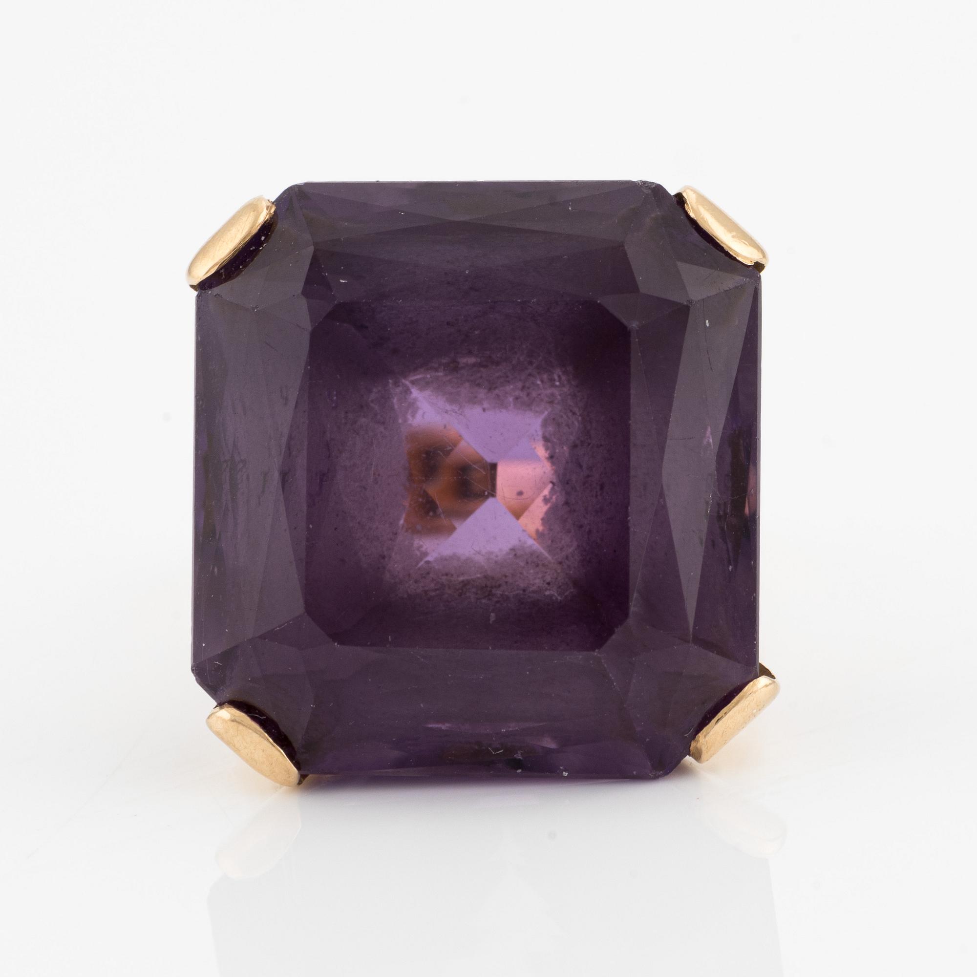 Ring, cocktail ring, 18K gold with amethyst.
