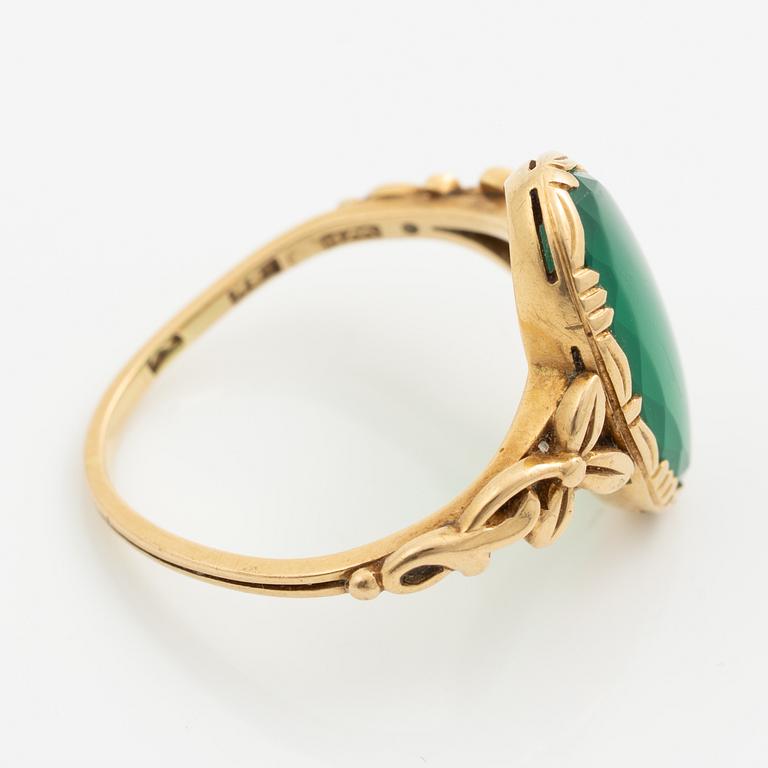Ring 18K guld med grön sten.