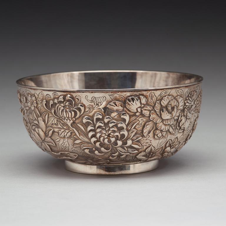 A Japanese silver bowl, early 20th Century.