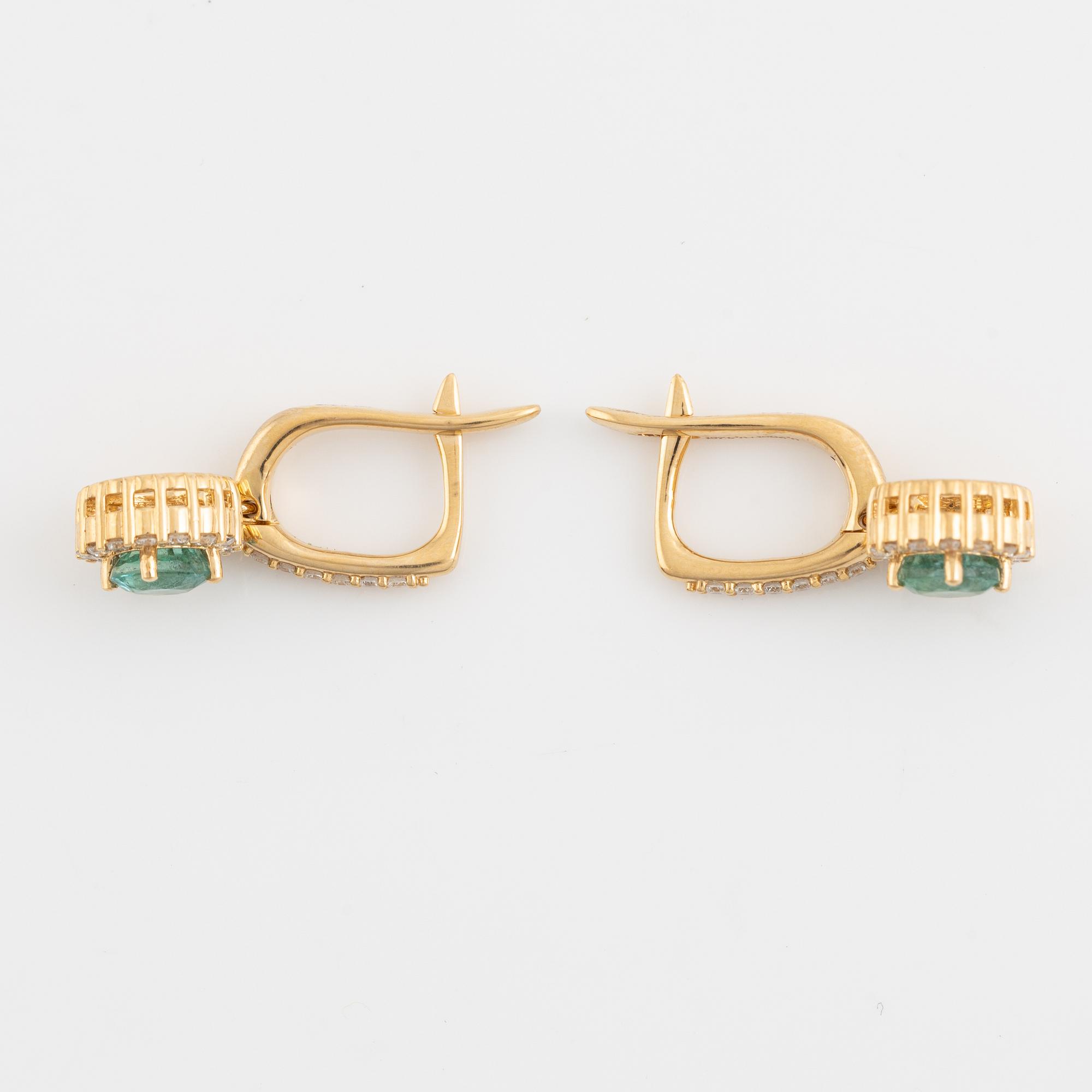 Örhängen med smaragder och briljantslipade diamanter.
