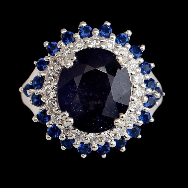 RING, vitguldspläterat sterlingsilver, safirer tot ca 7.45 ct, vita safirer tot ca 0.40 ct.