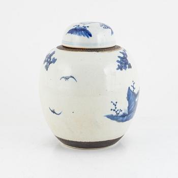 A blue and white porcelain ginger jar, 19th century.