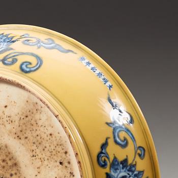 A yellow glazed blue and white dish, Ming dynasty, with Chenghuas six character mark and period (1465-87).