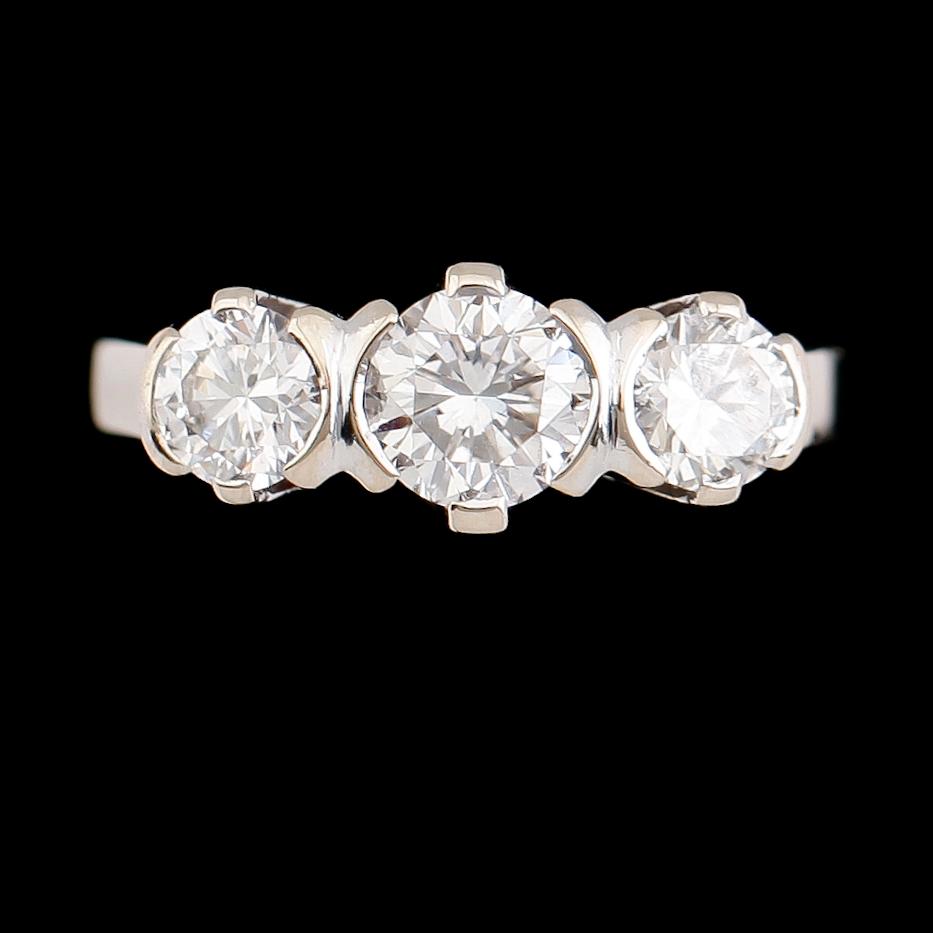RING, 18 k vitguld, 3 briljantslipade diamanter tot 1.39 ct.
