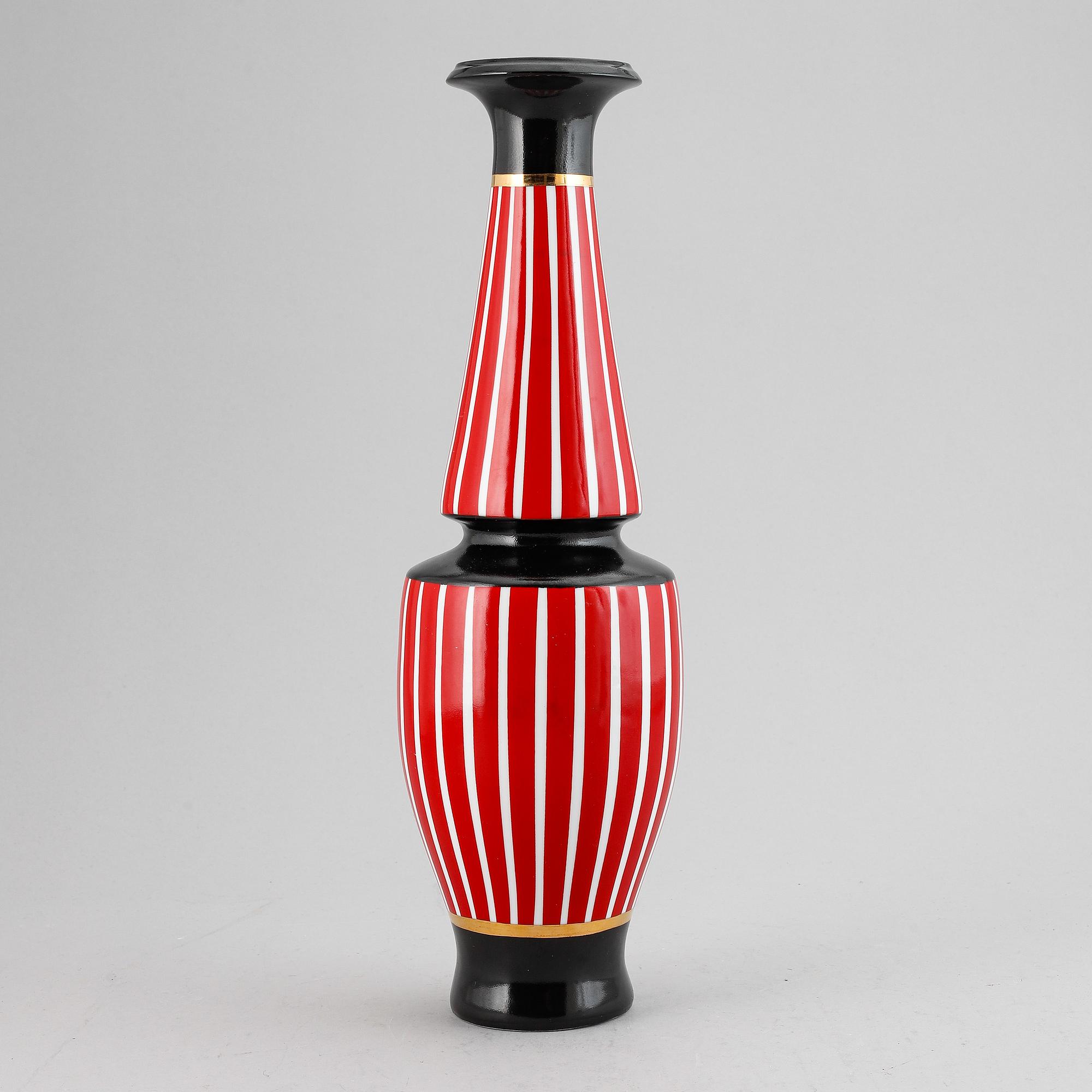 Frédéric de Luca, a porcelain vase, Paris, France.