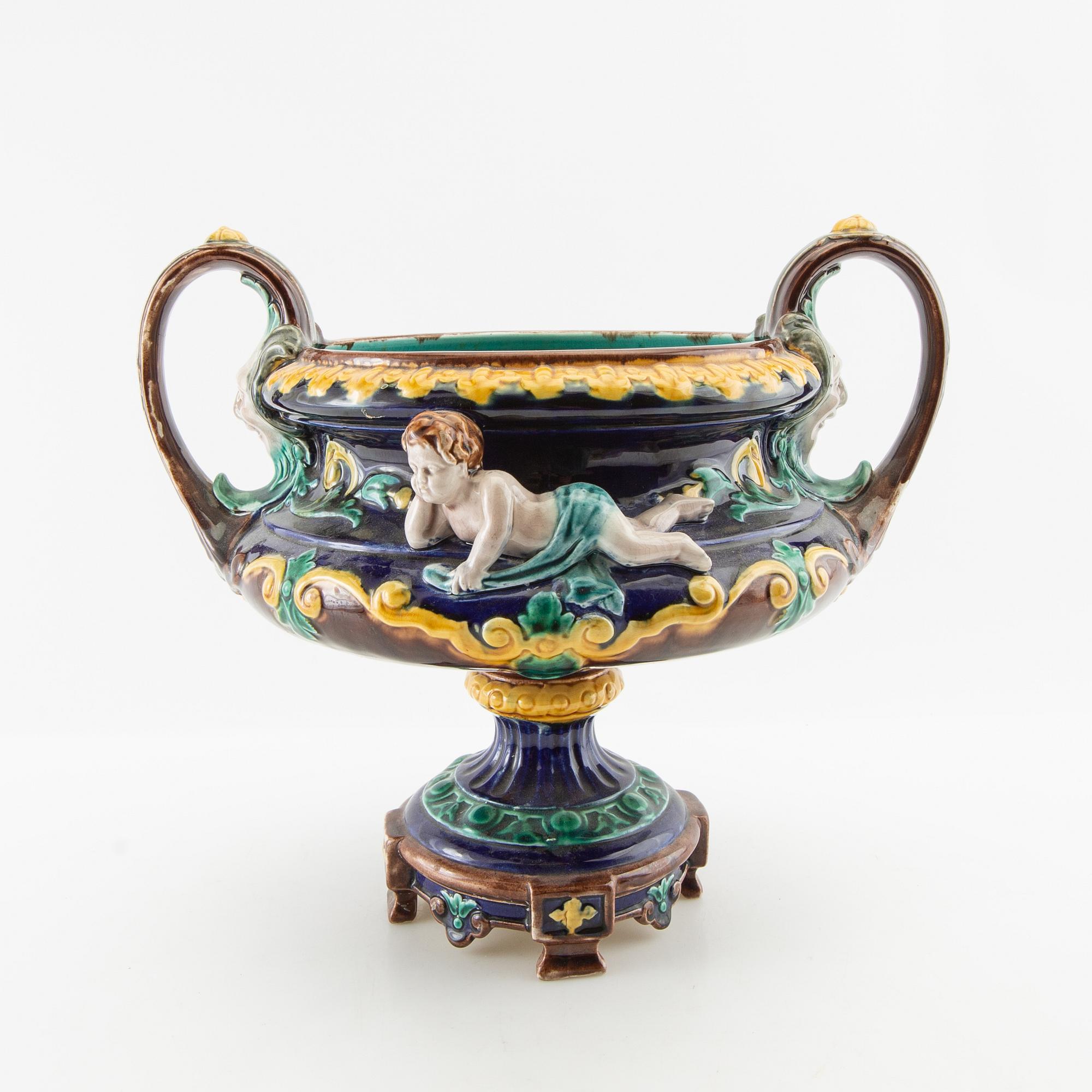 Vase Neo-Renaissance Rörstrand circa 190 majolica.