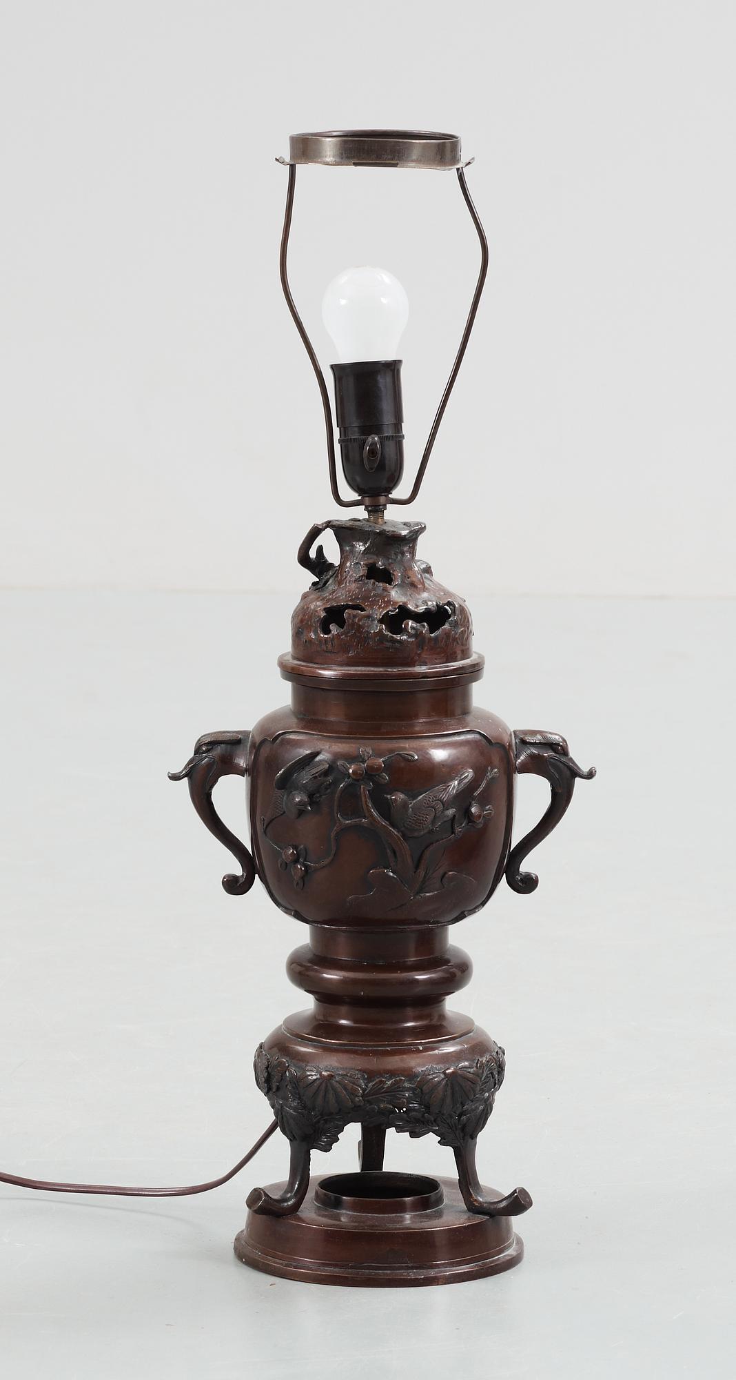 BORDSLAMPA, brons, Kina 1900-tal.