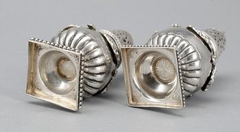STRÖARE, ett par snarlika, silver, oidentifierade stämplar, omkring 1900. Vikt ca 110g.