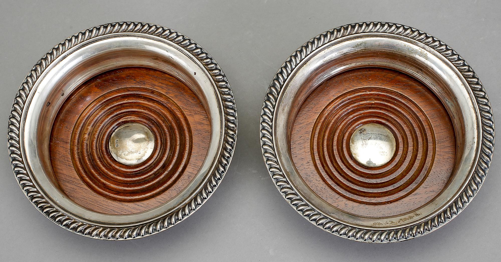 COASTERS, ett par, silver och trä, Mappin & Webb, Birmingham, 1994.