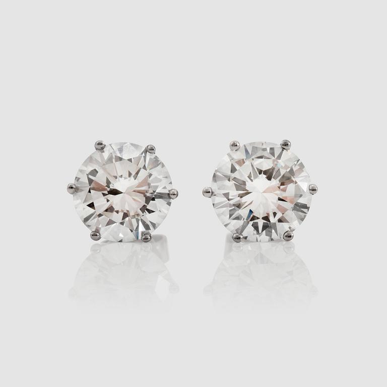 A pair of diamond solitaire earstuds. 2.97 cts and 2.93 cts. Quality K/VVS1 according to HRD certificates.