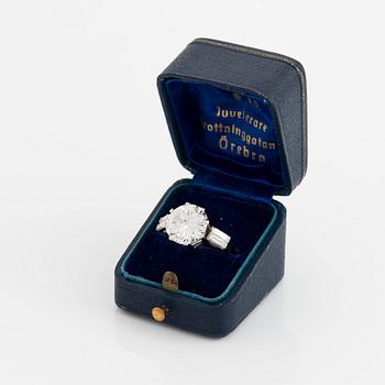 Ring 14K vitguld med en rund briljantslipad diamant vikt ca 5.25 ct kvalitet ca F/G vvs.