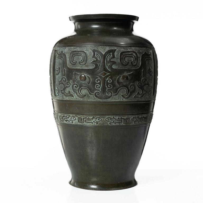A Chinese bronze urn, late Qing dynasty / early 20th century.