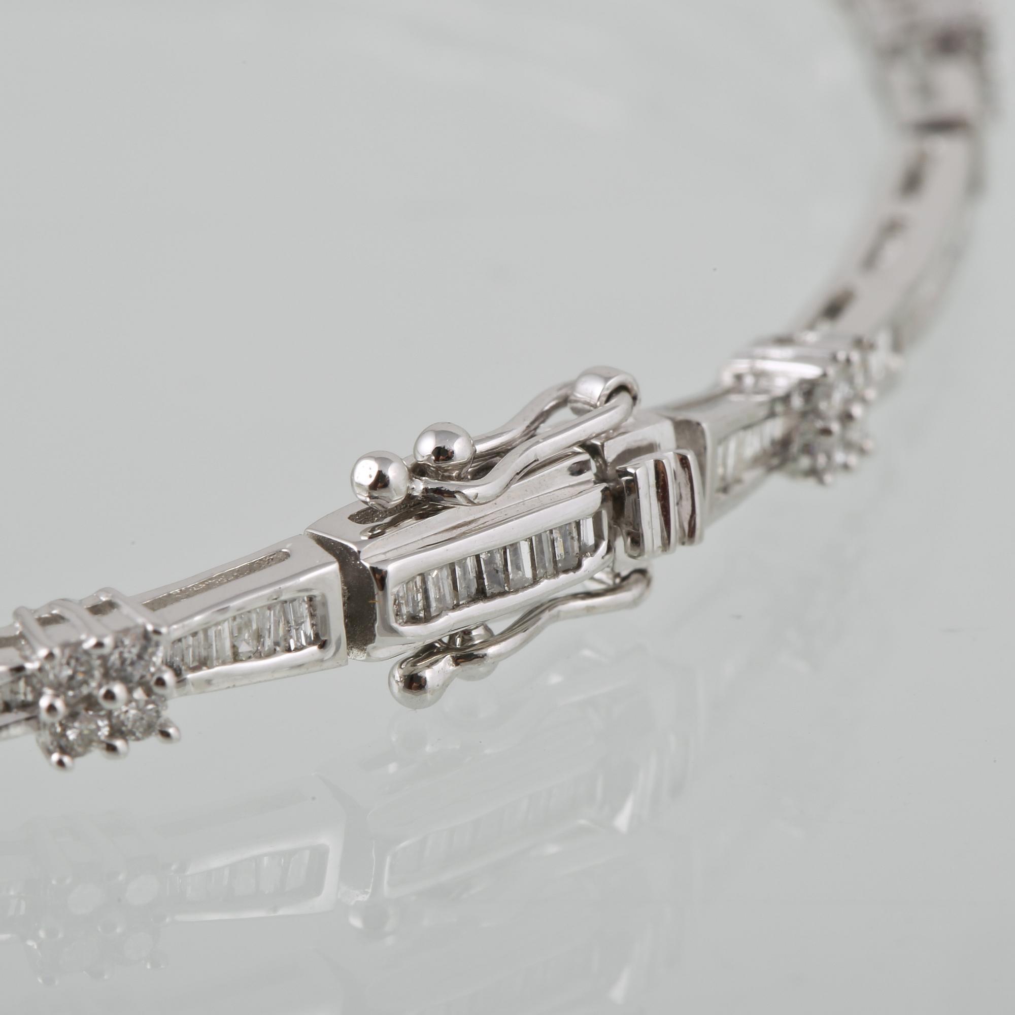 ARMBAND, 18K vitguld med briljant och baguettslipade diamanter ca 1.03 ct. Vikt 7,1 gram.
