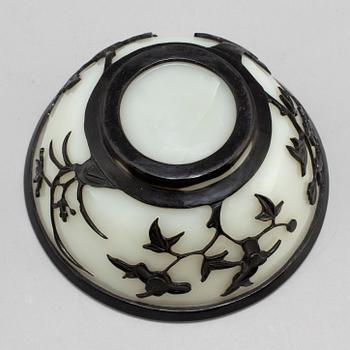 A Chinese peking glass bowl, 20th century.