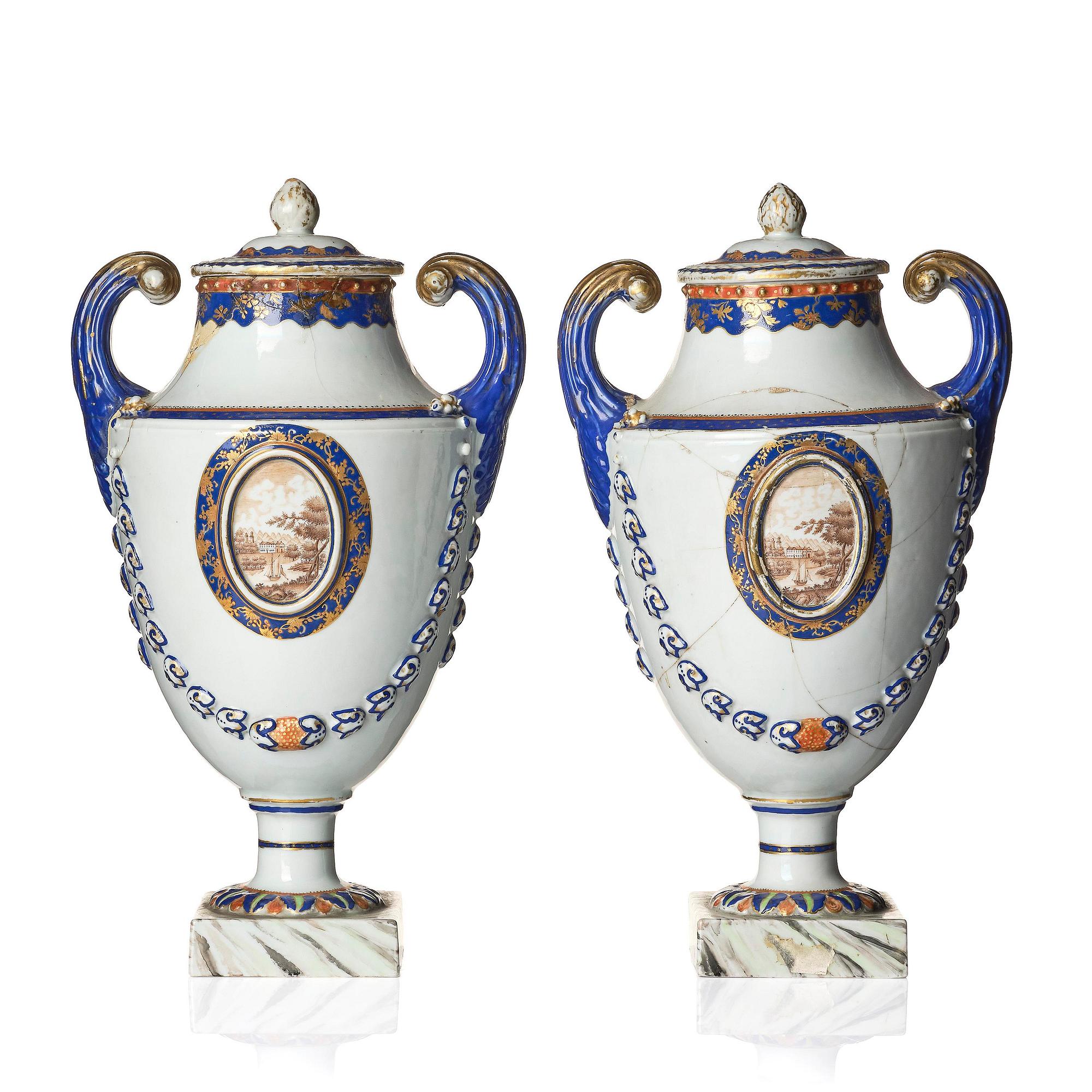 Urnor, ett par, kompaniporslin. Qingdynastin, Qianlong (1736-95).