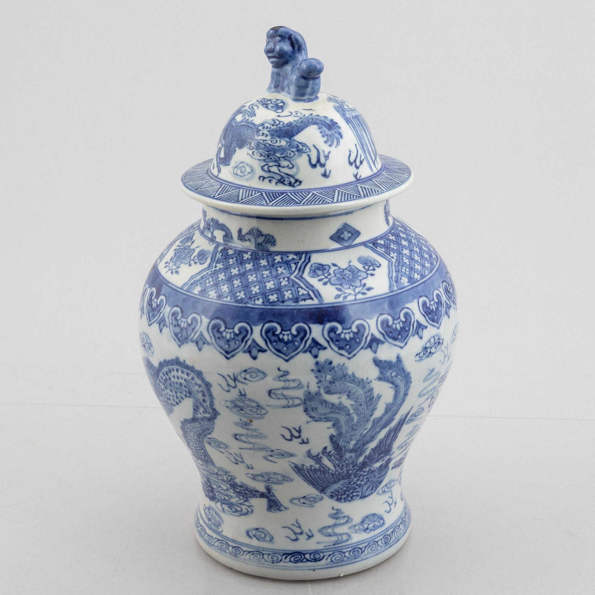 A porcelain urn with cover, China, 20th century.