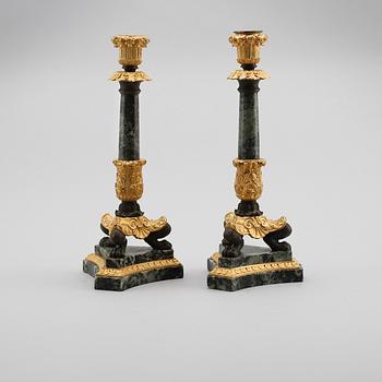 LJUSSTAKAR, 1 par, förgylld brons och marmor, 1800-tal.