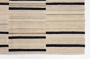 Matta, slätvävd, ca 195 x 160 cm.