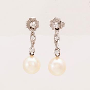 Örhängen 18K vitguld med runda briljantslipade diamanter samt odlade pärlor.