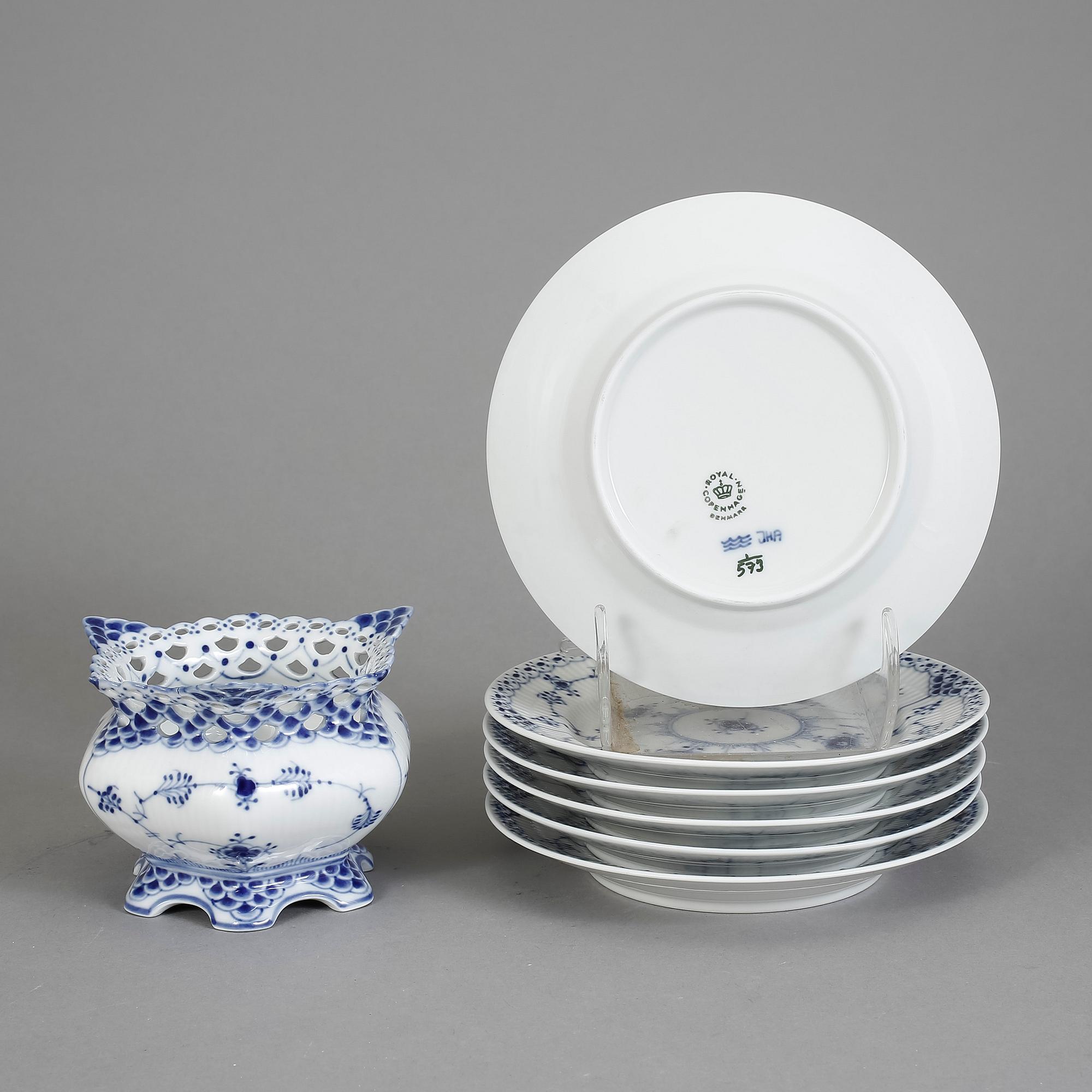 SERVISDELAR, 13 st. "Musselmalet", Royal Copenhagen. Modell "Helblond" och "Halvblond". 1800-talets mitt-1900-tal.