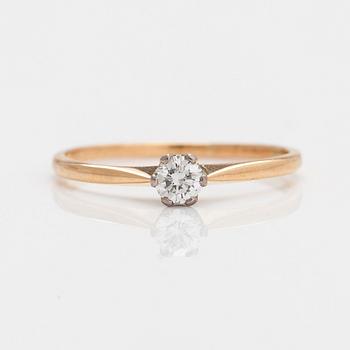 Ring, 18K guld med briljantslipad diamant ca 0.25 ct enligt gravyr. Tillander, Helsingfors 1995.