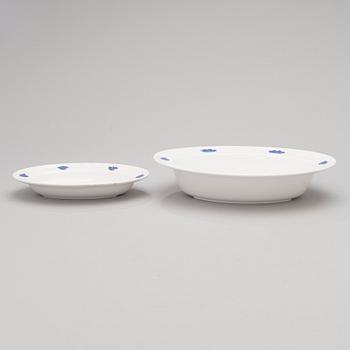 A 43-piece porcelain dinnerware set, "Blå blom", Gustavsberg.