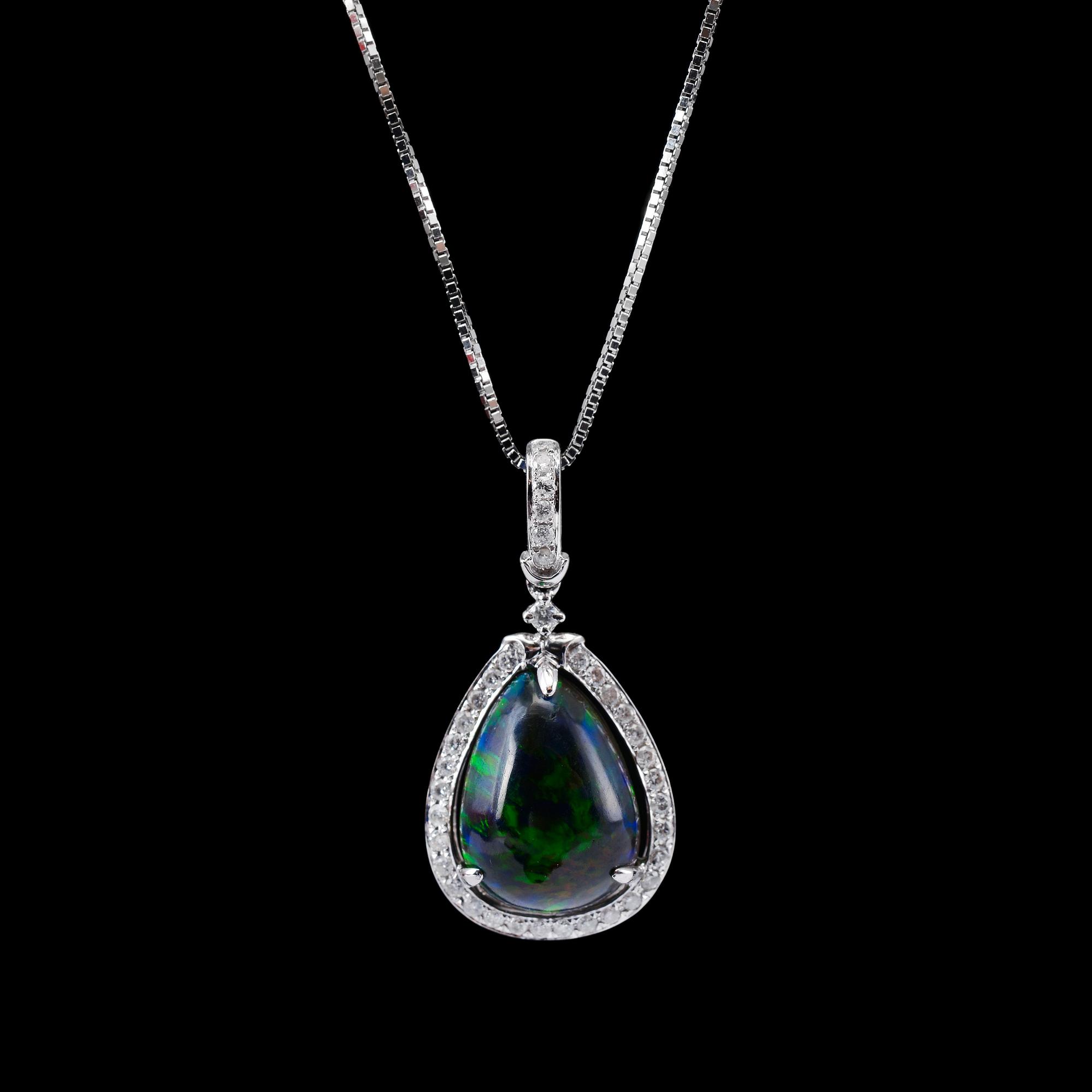 RIIPUS, briljanttihiottuja timantteja n. 0.35 ct. Opaali n. 3.70 ct. Paino 5,8 g.