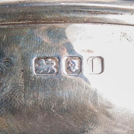 SKÅLAR, 2 st, och FAT, silver, London, bl a Carrington & Co, och Helsingfors, 1900-talets första hälft. Totalvikt 407 g.