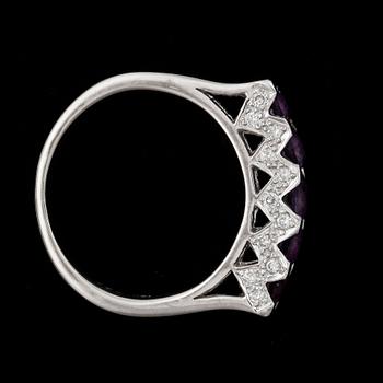 RING, 18k vitguld med 5 briljatnslipade ametister och 22 briljantslipade diamanter, 2000-tal. Vikt 5 g.