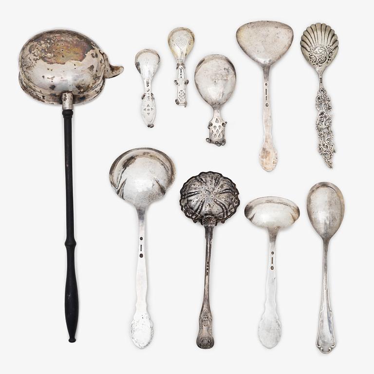 Serveringsbestick och skrammelskedar, 10 st, silver, 1800-1900-tal.