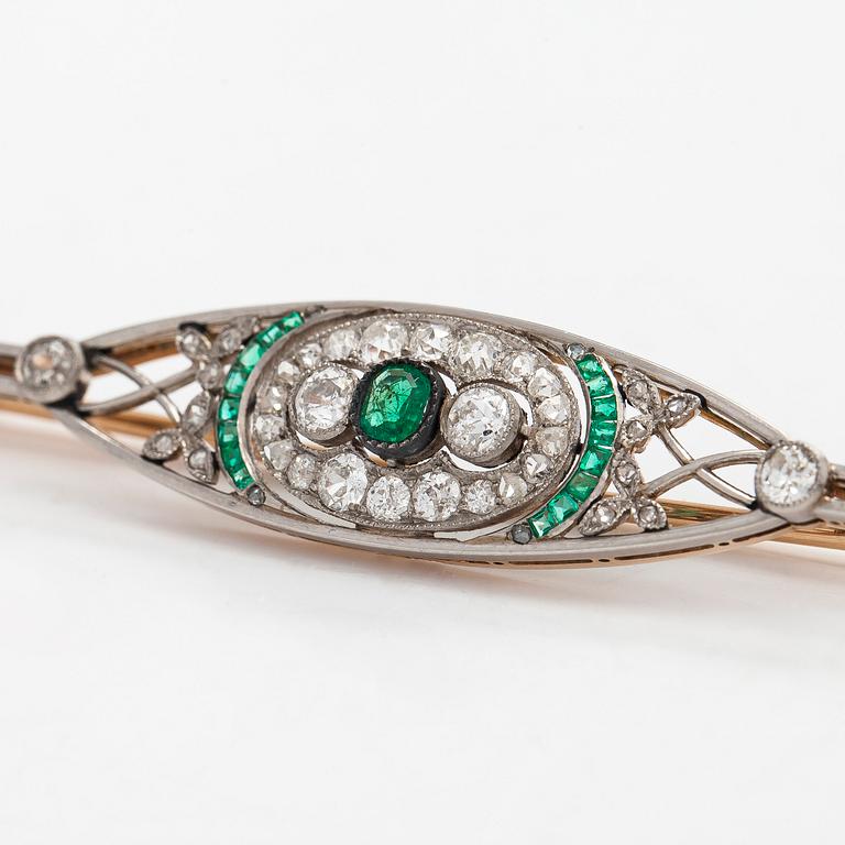 Rintaneula, 14K kultaa/platina, smaragdeja sekä vanha- ja ruusuhiottuja timantteja, Venäjä 1908-26.